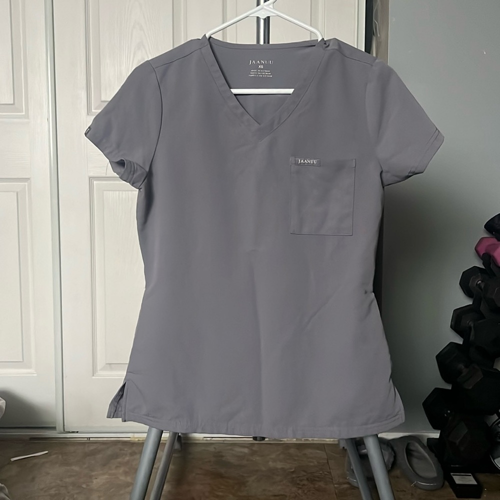 Women’s 3- Pocket V-Neck Top